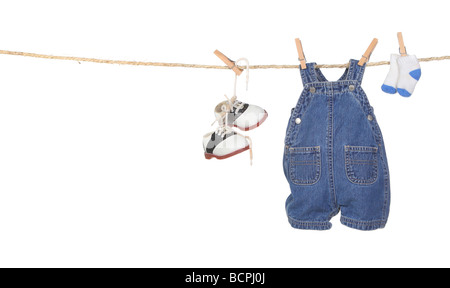 Niedliche Baby-Kleidung hängen an einem Seil mit Exemplar Stockfoto