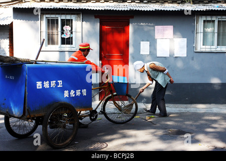 Hausmeister Reinigung Straße in einem Hutong, Peking, China Stockfoto