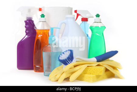 Verschiedenen Haushaltsreinigung Produkte auf weißem Hintergrund Stockfoto