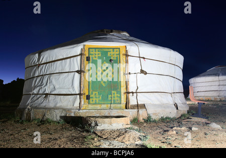 Traditionelle Ger in der Nacht in der Wüste Gobi, Mongolei Stockfoto