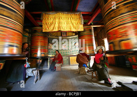 Pilger drehen Gebetsmühlen, Jinlong Kloster, Jinlong Berg, Danba County, tibetischen autonomen Präfektur Garzê, Stockfoto