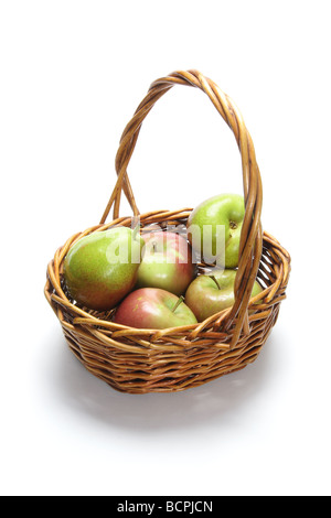 Äpfel und Birnen in Korb Stockfoto