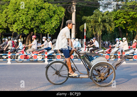 Rikscha-Fahrer in Vietnam in Ho-Chi-Minh-Stadt Stockfoto