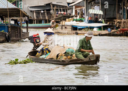 Ein Boot voll mit frischen Produkten in einem schwimmenden Dorf im Mekong Delta, Vietnam Stockfoto