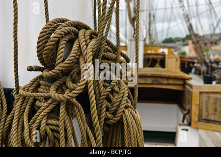 Rigging Seil auf dem Deck des Schiffes Dunbrody Hungersnot, New Ross, County Wexford Stockfoto