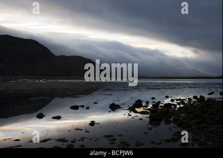 Gewitterwolken über Loch Duich Western Highlands Schottland mit Blick auf Loch Alsh Stockfoto