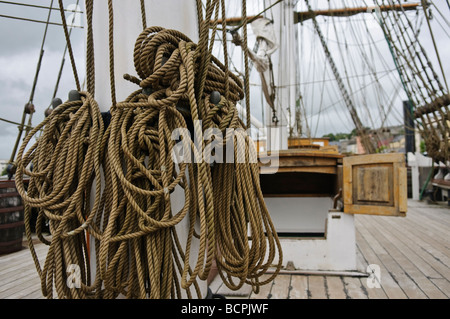 Rigging Seil auf dem Deck eines altmodischen Tall Ship Stockfoto