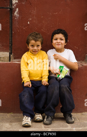 Zwei jungen mit Snacks sitzen auf Bordstein Cosala Sinaloa Mexiko Stockfoto