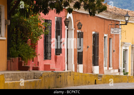 Bunt bemalten Häusern und Geschäften in der Altstadt von Cosala Sinaloa Mexiko Stockfoto