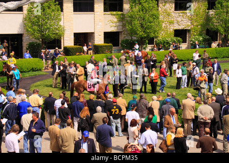 Jockeys im Fahrerlager vor dem Rennen in Keeneland Race Course Lexington Kentucky oben anbringen. Stockfoto