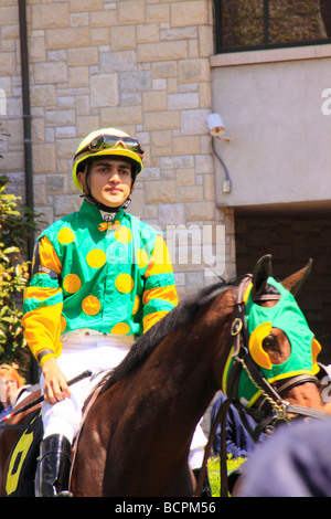 Ein Jockey reitet seine Vollblüter aus dem Fahrerlager auf die Strecke bei Keeneland Race Course Lexington Kentucky Stockfoto