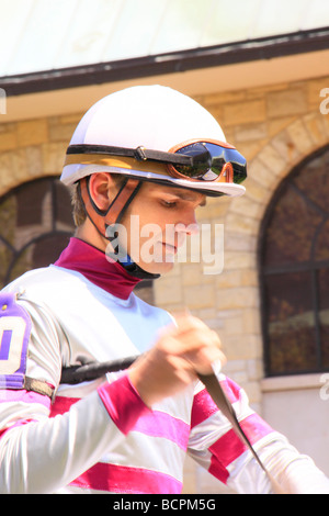 Ein Jockey reitet seine Vollblüter aus dem Fahrerlager auf die Strecke bei Keeneland Race Course Lexington Kentucky Stockfoto