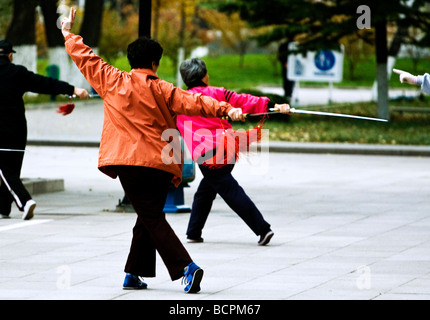 Ältere chinesische Frauen üben Schwerttanz als eine Form der Übung im Park, Peking, China Stockfoto