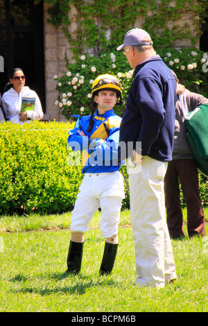 Ein Vollblut-Trainer und Jockey Gespräch im Fahrerlager vor dem Rennen in Keeneland Race Course Lexington Kentucky Stockfoto