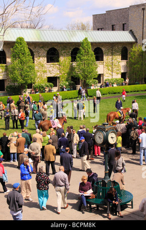 Zuschauer beobachten Vollblüter zu Fuß durch das Fahrerlager vor einem Rennen Keeneland Race Course Lexington Kentucky Stockfoto