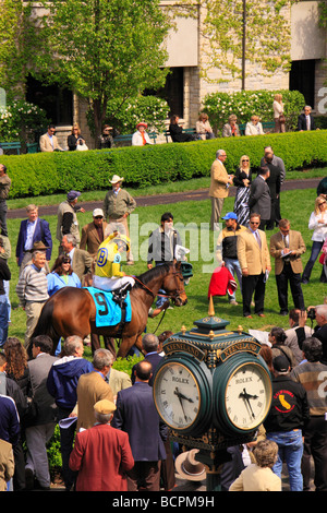 Zuschauer Uhr Jockeys Berg oben im Fahrerlager vor dem Rennen Keeneland Race Course Lexington Kentucky Stockfoto