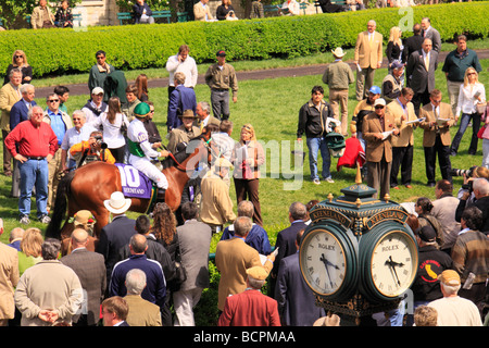 Zuschauer Uhr Jockeys Berg oben im Fahrerlager vor dem Rennen Keeneland Race Course Lexington Kentucky Stockfoto