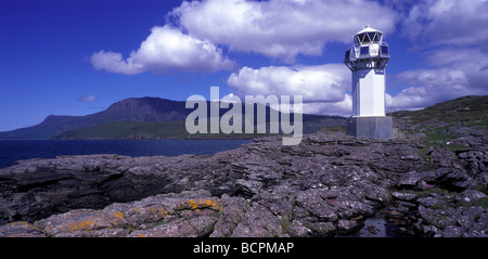 Rubha Cadail Leuchtturm bei Umzügen und Ben mehr Coigach, in der Nähe von Ullapool, Sutherland, Schottland Stockfoto