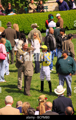 Jockeys sprechen mit den Besitzern und Trainern im Fahrerlager vor dem Rennen Keeneland Race Course Lexington Kentucky Stockfoto