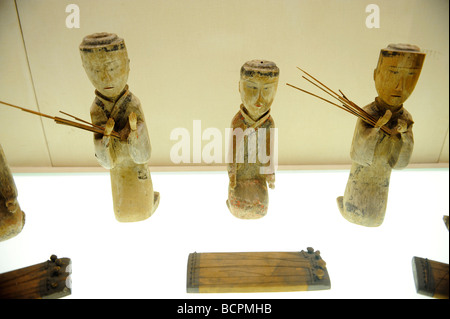 Diener Tonfiguren und Ton Miniatur Musikinstrument aus Mawangdui Han Grab, Provinzmuseum Hunan ausgegraben, Stockfoto