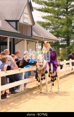 Reiter und Pferd in arabischer Tracht begrüßen Kinder während der Parade der Rassen Kentucky Horse Park Lexington Kentucky Stockfoto