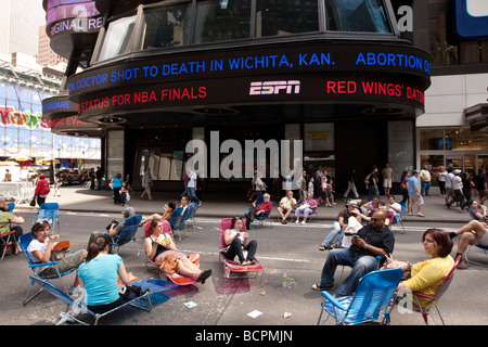 Leute sitzen auf Stühlen Decks von ABC-News-Ticker auf eine teilweise Fußgängerzone Times Square in New York USA 31. Mai 2009 Stockfoto