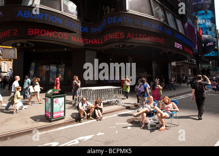 Leute sitzen auf Stühlen Decks von ABC-News-Ticker auf eine teilweise Fußgängerzone Times Square in New York USA 31. Mai 2009 Stockfoto