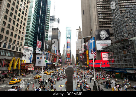 Den Menschen herumlaufen teilweise Fußgängerzone Times Square in New York USA 31. Mai 2009 Stockfoto