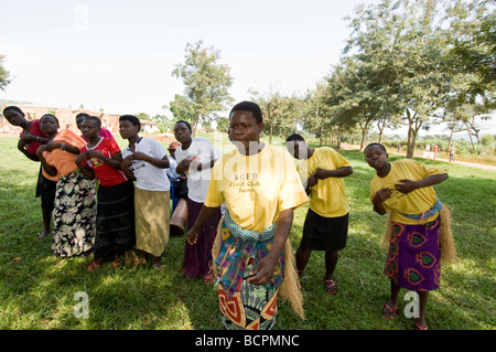 Singen und tanzen bei einer Zivilgesellschaft Zeremonie im ländlichen Uganda Stockfoto