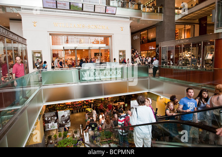 Menschen geben den Whole Foods Store in der Time Warner Center Shopping Mall in New York Mai 2009 Stockfoto