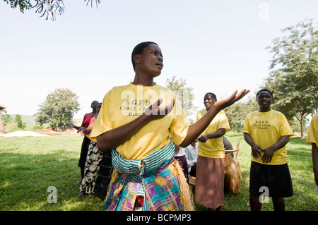 Singen und tanzen bei einer Zivilgesellschaft Zeremonie im ländlichen Uganda Stockfoto