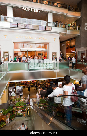 Menschen geben den Whole Foods Store in der Time Warner Center Shopping Mall in New York Mai 2009 Stockfoto