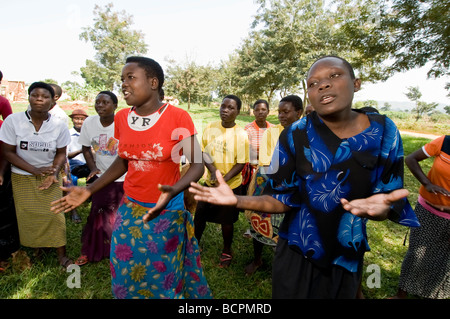 Singen und tanzen bei einer Zivilgesellschaft Zeremonie im ländlichen Uganda Stockfoto