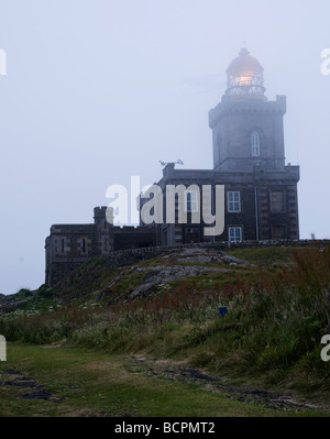 Leuchtturm auf der Isle of May teilweise eingehüllt in Nebel Stockfoto