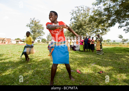 Singen und tanzen bei einer Zivilgesellschaft Zeremonie im ländlichen Uganda Stockfoto