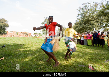 Singen und tanzen bei einer Zivilgesellschaft Zeremonie im ländlichen Uganda Stockfoto