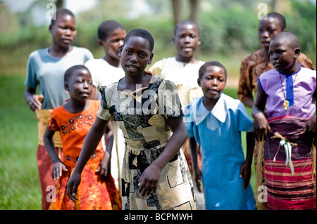 Singen und tanzen bei einer Zivilgesellschaft Zeremonie im ländlichen Uganda Stockfoto