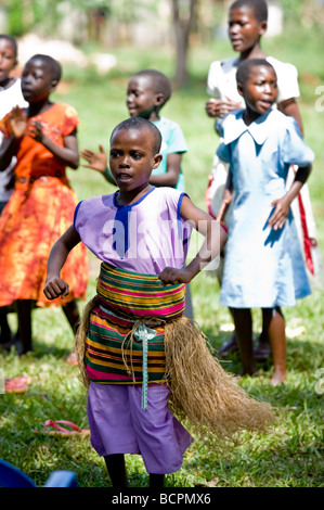 Singen und tanzen bei einer Zivilgesellschaft Zeremonie im ländlichen Uganda Stockfoto