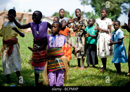 Singen und tanzen bei einer Zivilgesellschaft Zeremonie im ländlichen Uganda Stockfoto