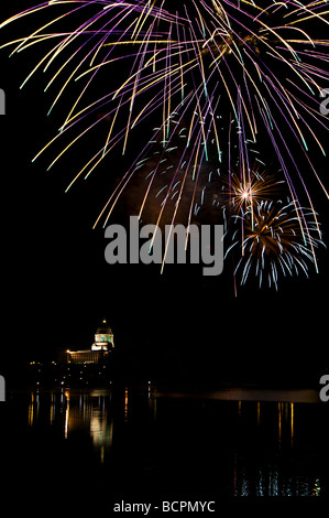 Mehreren Feuerwerk explodieren in einem pyrotechnischen Feuerwerk über Capitol See am letzten Abend der Feier Lakefair. Stockfoto