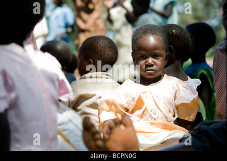 Singen und tanzen bei einer Zivilgesellschaft Zeremonie im ländlichen Uganda Stockfoto