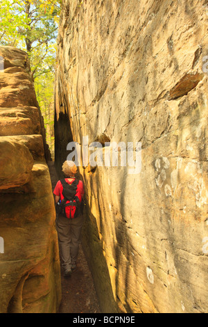 Wanderer drückt durch schmalen Pfad entlang zum Seitenanfang die natürliche Brücke Natural Bridge State Resort Park Slade Kentucky Stockfoto