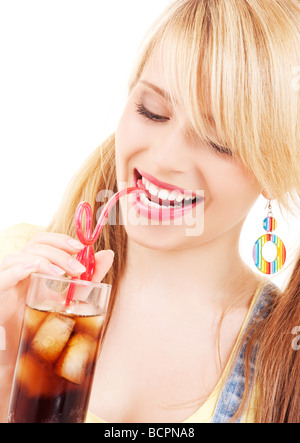helles Bild von schönen Mädchen mit Glas trinken Stockfoto