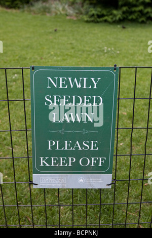 Ein Schild an einem Geländer liest neu ausgesät Rasen fernzuhalten bitte im Central Park in New York USA 31. Mai 2009 Stockfoto