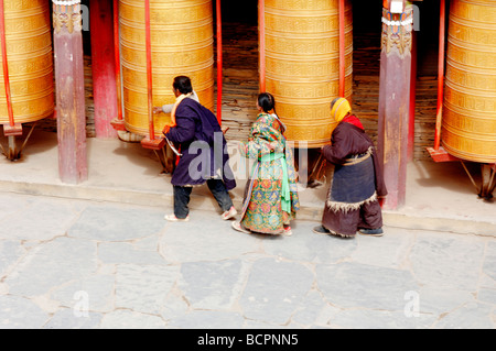 Tibetischen Volkes Gebet Drehrad in einem örtlichen Kloster, tibetischen autonomen Präfektur Garzê, Sichuan Provinz, China Stockfoto