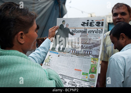 Mann liest Gujarati Zeitung Geschichte der Amtseinführung von Barack Obama U.S. Bhavnagar, Indien Stockfoto