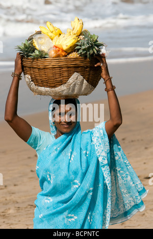 Frau Strand Obst Verkäufer Anjuna wöchentliche Hippie Flohmarkt Goa Indien Stockfoto