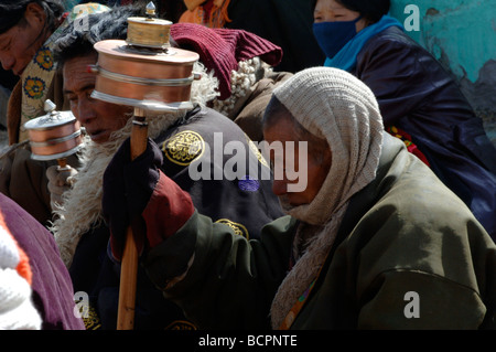Pilger, die Teilnahme an religiösen Zeremonie in einer lokalen tibetischen Buddhismus Kloster, tibetischen autonomen Präfektur Garzê, Sichuan Stockfoto