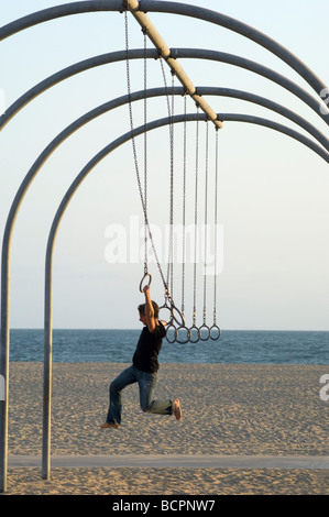 Junge spielt auf Ringe am Strand Stockfoto