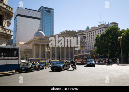 Verkehr vor Catedral Metropolitana de Buenos Aires Stockfoto